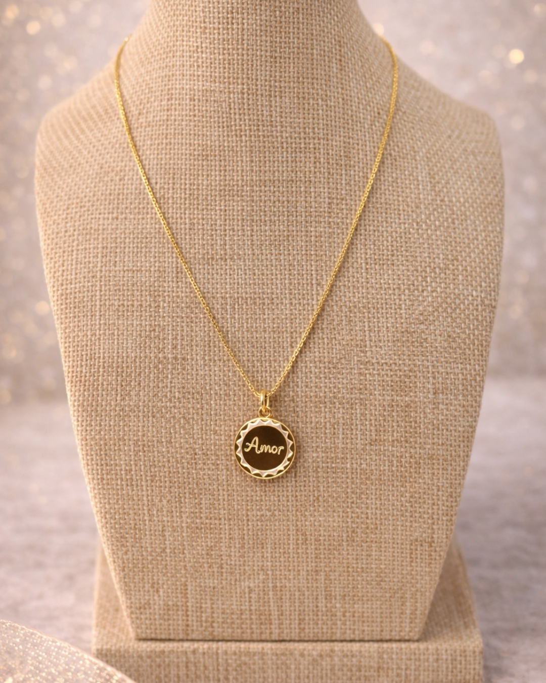 Cadena con dije circular AMOR